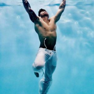 Homme musclé sous l'eau
