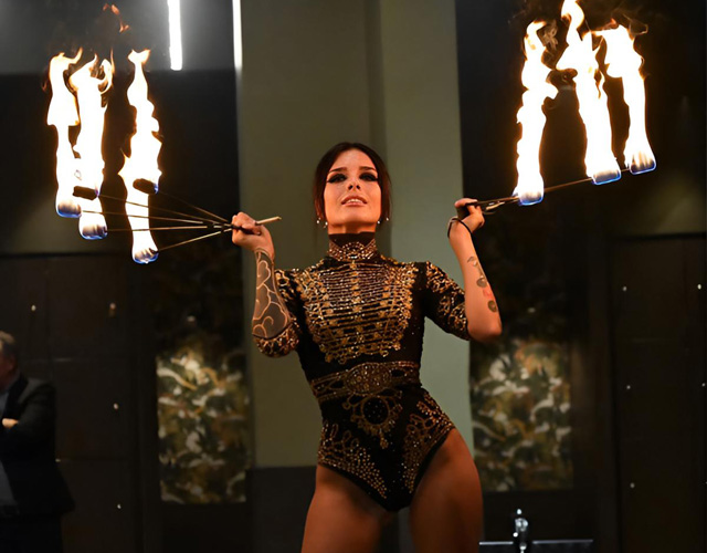 Performer éventails de feu