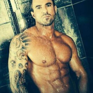 Bel homme musclé nu douche