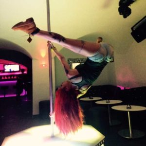 Prestation de Pole Dance