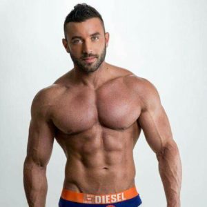 Garçon musclé boxer