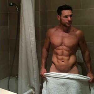 Homme musclé salle de bain