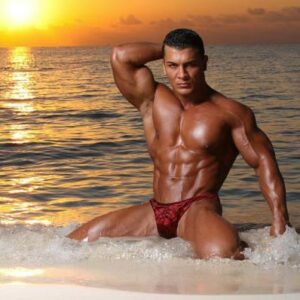 Homme musclé sexy à la plage