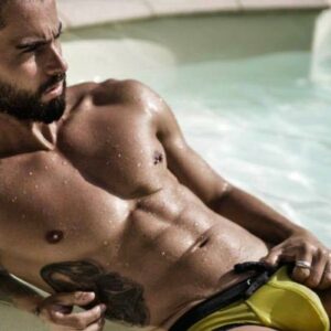 Homme sexy à la piscine